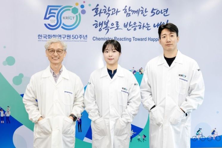 연구팀 사진. (왼쪽부터) 강영구 화학연구원 책임연구원, 추슬기 석사후연구원, 박명수 선임연구원. 화학연 제공