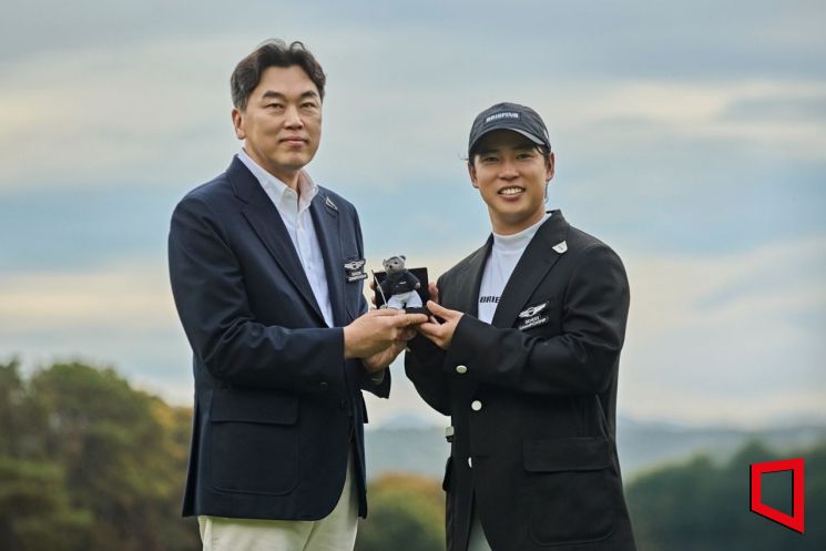 이시혁 제네시스사업본부장 전무(왼쪽)가 '2026 제네시스 챔피언십' 우승자 가쓰라가와 유토 선수와 기념사진을 촬영하고 있다. 제네시스