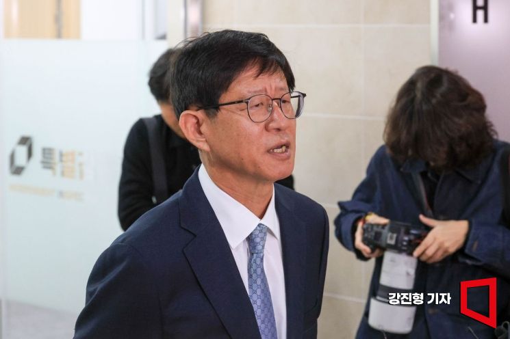최길수 특별감찰관이 26일 서울 종로구 특별감찰관실에서 첫 출근하며 도어스테핑 하고 있다.. 강진형 기자