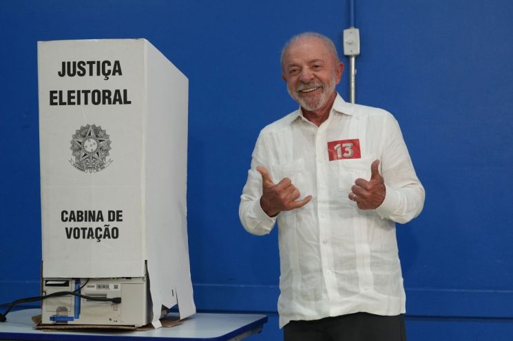 President Luiz Inácio Lula da Silva gives a thumbs-up after the presidential runoff election in São Bernardo do Campo, Brazil, on the 25th (local time). AP-Yonhap News.