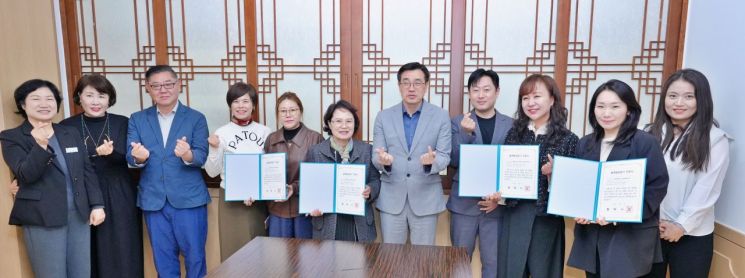 평택시(시장 최원용)가 골목상권 활성화와 소상공인 경영 안정을 위해 골목형상점가 4곳을 추가 지정하고 지난 21일 지정서를 전달하고 있다. 평택시 제공