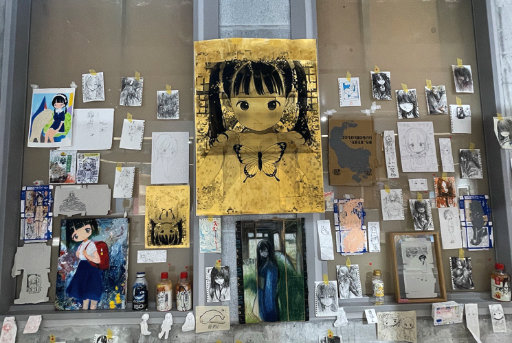 현지 누리꾼들은 특히 전시 장소의 적절성을 문제 삼는 반응이 나왔다. 벤고시닷컴은 아동 대상 범죄를 우려하는 의견과 함께, 불특정 다수가 드나드는 상업시설에서는 관람객이 성적으로 불쾌하게 받아들일 수 있는 작품의 전시를 신중하게 판단해야 한다는 SNS 반응을 소개했다. SNS