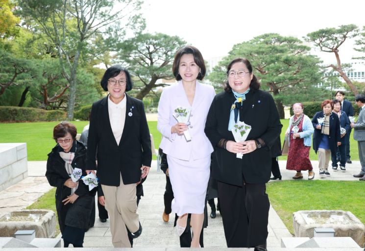 김혜경 여사가 26일 청와대에서 열린 오월어머니집 전,현직 임원 초청 오찬 간담회에 참석자들과 함께 입장하고 있다. 2026.10.26 연합뉴스