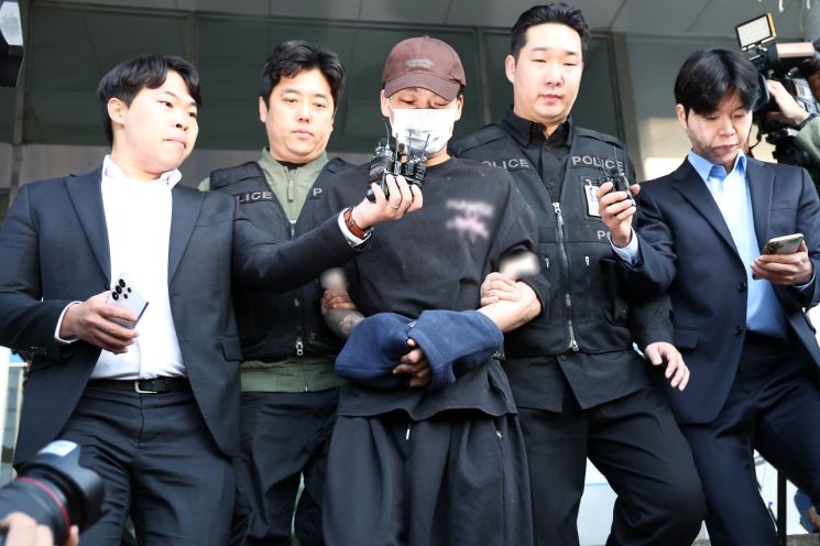 장모 살인 및 아내 납치 사건 피의자 김성우가 20일 서울 송파경찰서에서 공소청으로 송치되고 있다. 연합뉴스