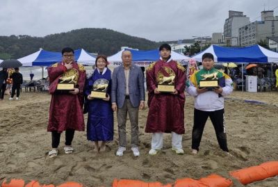기장군 씨름왕 선발대회 우승자들이 기념촬영을 하고 있다(왼쪽부터 일반 남자부 황종국 선수, 일반 여자부 정유라 선수, 최원순 기장군씨름협회장, 중등부 배현진 선수, 초등부 손수현 선수). 기장군 제공