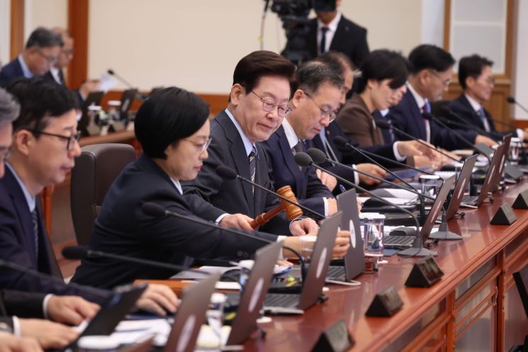이재명 대통령이 27일 청와대에서 국무회의 개회를 선언하고 있다. 2026.10.27 연합뉴스