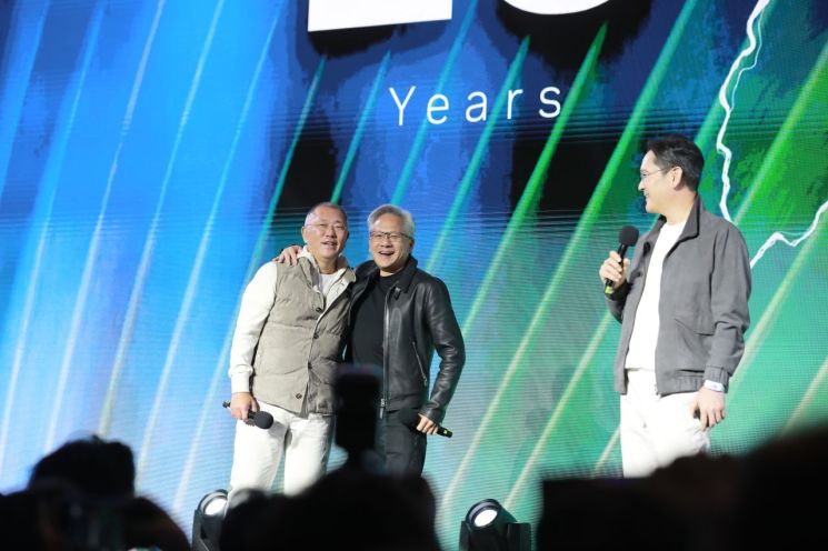 지난해 10월30일 서울 코엑스 무대에 오른 정의선 현대차그룹 회장, 젠슨 황 엔비디아 CEO, 이재용 삼성전자 회장이 환하게 웃고 있다. 사진=백종민 테크 스페셜리스트