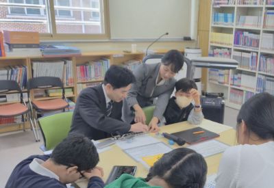 김대중 교육감은 광주세광학교 도서실을 방문해 시각장애 학생들과 함께하는 점자교육 공동수업에 참여했다. 전남광주통합특별시교육청 제공