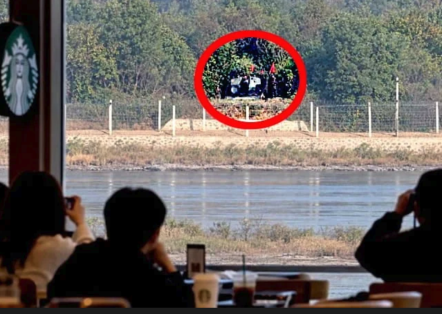 AI로 합성한 이미지로 추정되는 사진에는 매장 창밖으로 거대한 자주포와 북한군 여러 명이 보인다. 군인들은 붉은 깃발을 들고 있으며, 자주포의 포신과 차체까지 선명하게 드러나 마치 매장 바로 앞에서 군사훈련이 벌어지는 듯한 모습이다. SNS
