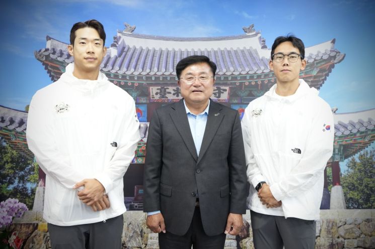 Gwangju, Gyeonggi Province Mayor Park Gwan Yeol meets national team athletes Bae Cheolhyeong and Lee Jinwoo of the Gwangju City Bodybuilding Association in his office on the 27th and wishes them success at the World Championships and Asian Championships. Photo provided by Gwangju City, Gyeonggi Province.