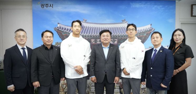 Gyeonggi Gwangju Mayor Park Gwan-yeol meets national team athletes Bae Cheol-hyeong and Lee Jin-woo, members of the Gwangju City Bodybuilding Association, in his office on the 27th and wishes them success at the World Championships and Asian Championships. Provided by Gyeonggi Gwangju City.