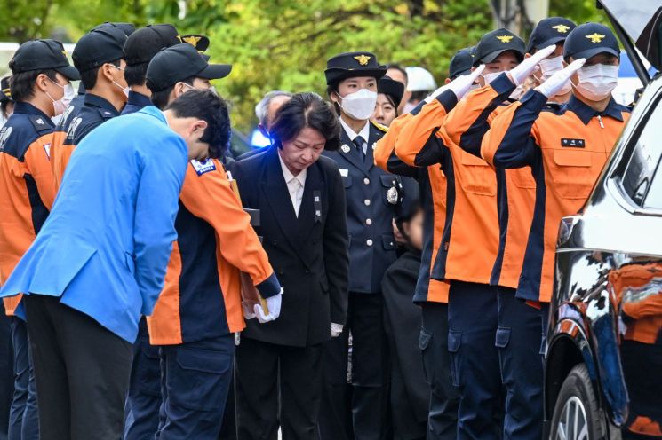 추미애 경기도지사와 동료 소방관들이 지난 19일 경기도 부천시 원미구 부천체육관에서 열린 고(故) 김진석 소방위의 영결식 뒤 운구 행렬을 배웅하고 있다. 연합뉴스