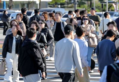 쌀쌀한 날씨를 보이는 21일 서울 경복궁에서 시민 및 외국인 관광객들이 외투를 입은 채 걸어가고 있다. 연합뉴스