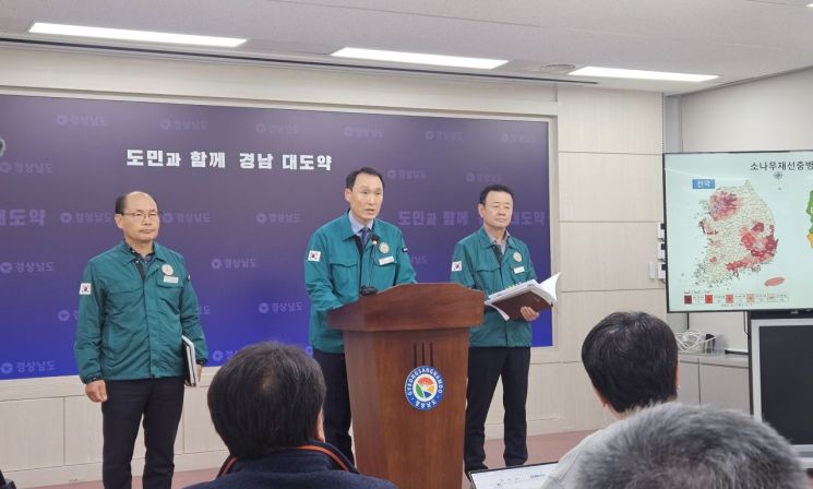이재철 경남도 환경산림국장이 소나무재선충병 대응 관련 대정부 건의안을 발표하고 있다. [사진=이세령 기자]