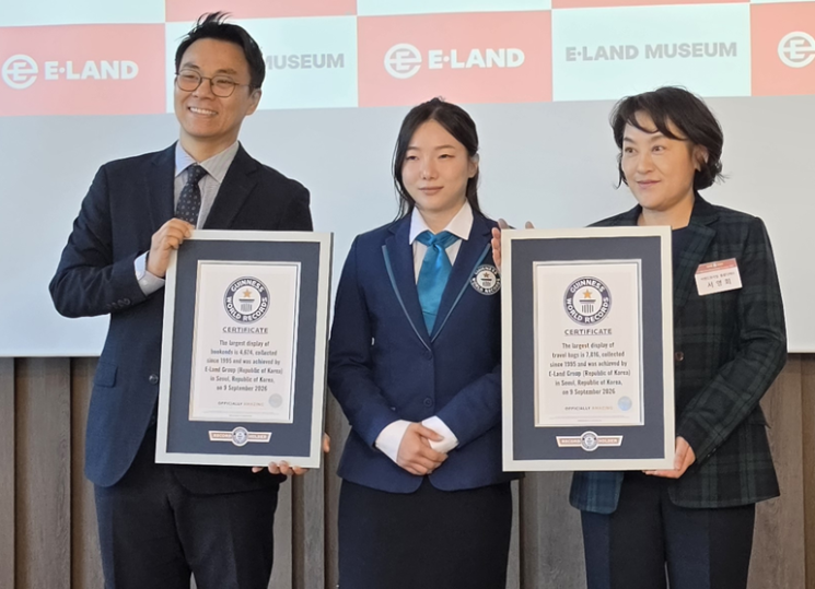 한우석 이랜드뮤지엄 대표(왼쪽), 서영희 이랜드뮤지엄 총괄디렉터(오른쪽)가 28일 오전 서울 강서구 이랜드글로벌R&D센터에서 기네스 세계 기록 공식 인증식에 참석해 기념촬영을 하고 있다. 임혜선 기자