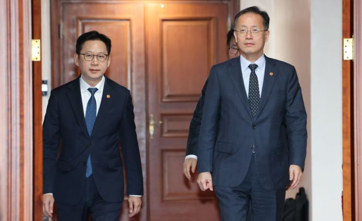 28일 서울 종로구 정부서울청사에서 열린 경제관계장관회의-과학기술관계장관회의 연석회의에 이형일 부총리 겸 재정경제부 장관(오른쪽)과 배경훈 부총리 겸 과학기술정보통신부 장관이 참석하고 있다. 연합뉴스