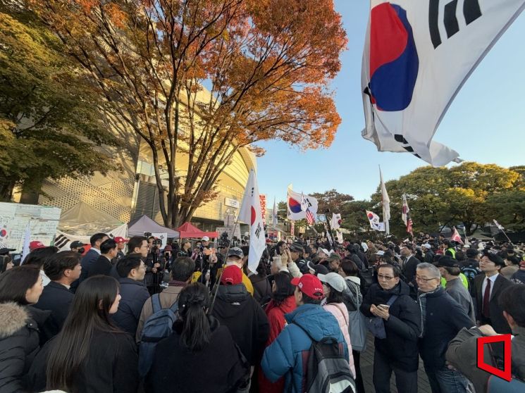 28일 오전 7시30분께 서울 송파구 올림픽공원 핸드볼경기장 1-3번 출구 앞에서 투표용지 부족사태 등을 수사하는 이태한 특별검사팀 검증을 앞두고 시민들이 모여 있다. 박호수 기자