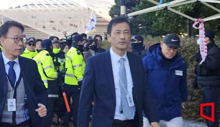 28일 오전 제9회 전국동시지방서거 투표용지 부족 사태 등을 수사하는 이태한 선거관리위원회 특검 검사가 서울 송파구 올림픽공원에서 투표용지 공개 검증에 나서기 위해 이동하고 있다. 박재현 기자
