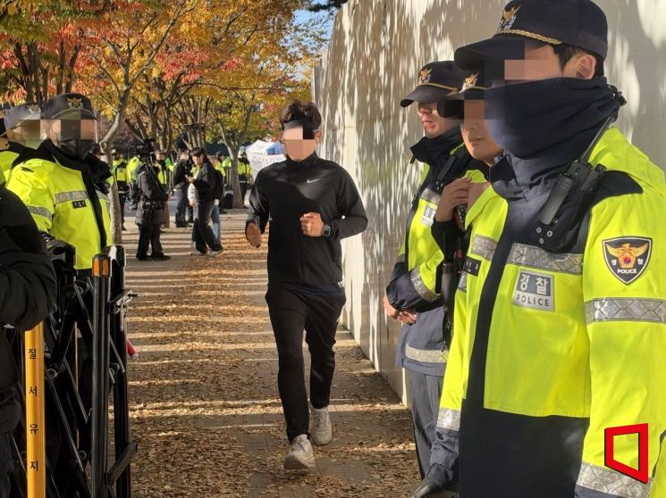 [르포]"범죄자가 왜 들어가냐" "아침 러닝 망쳤다"…아수라장된 '올림픽공원'