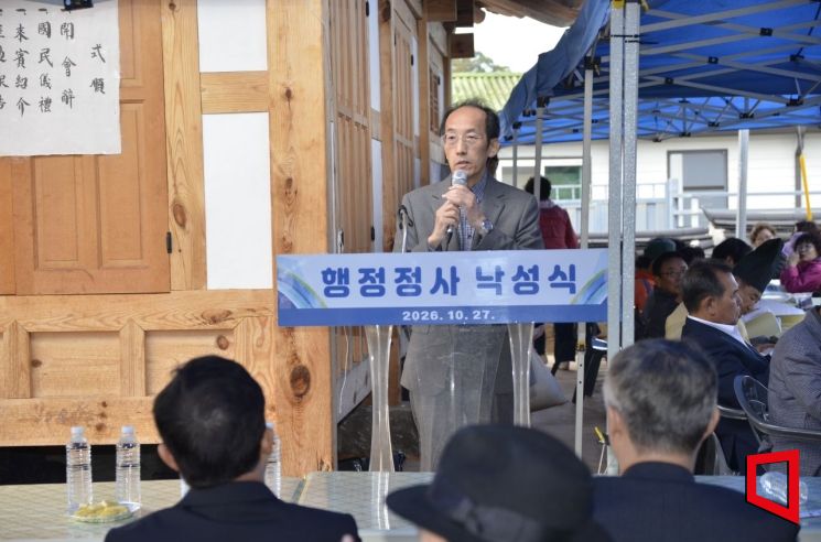 정병호 경북대학교 교수가 행정 권식 선생의 대한 설명을 하고 있다[사진=권병건 기자]