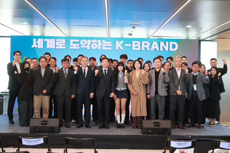 박용순 중소벤처기업부 중소기업정책실장이 28일 서울특별시 마포구 스타트업벤처캠퍼스 서울에서 열린 '2026년 K-수출전략품목 출범식'에서 기념촬영을 하고 있다. 중기부