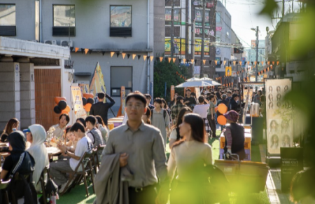 지난해 광주 동구 동명동 일원에서 열린 ‘동명 커피산책’ 행사에서 방문객들이 골목 곳곳의 상점과 체험 공간을 둘러보고 있다. ㈜광지주 제공