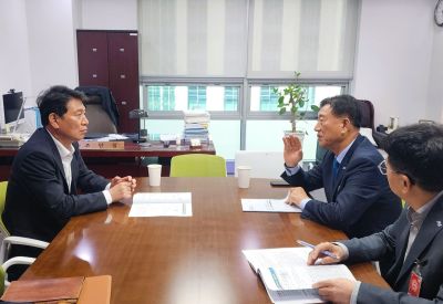 김한종 장성군수(오른쪽)가 조인철 국회의원(왼쪽)을 만나 현안사업 국비 확보를 건의했다. 장성군 제공