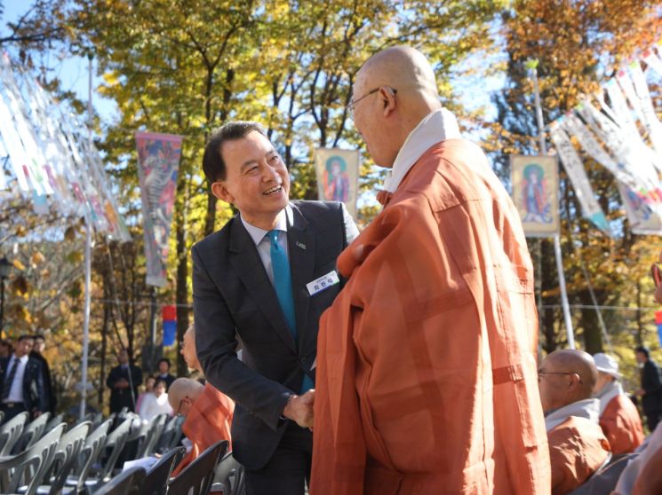 최현덕 시장이 봉선사 동종 국보승격식에 참석해 스님과 악수하며 인사를 나누고 있다. 남양주시 제공