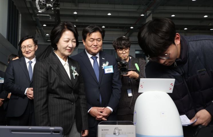추미애 경기도지사와 임병택 시장이 로봇 시연을 지켜보고 있다. 시흥시 제공