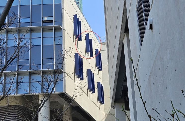 창원NC파크 3루 쪽 매점 부근 외벽에 부착된 '루버' 중 하나가 떨어져 있다. [사진=이세령 기자]
