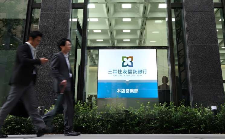 일본 대기업 미쓰이스미토모신탁은행 앞을 지나는 직장인들. Business Times
