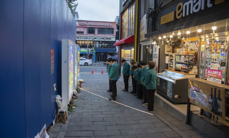 김경대 용산구청장과 간부 공무원들이 29일 아침 10·29 이태원 참사 4주기를 맞아 참사 현장을 찾아 희생자들을 추모하고 있다. 용산구 제공.