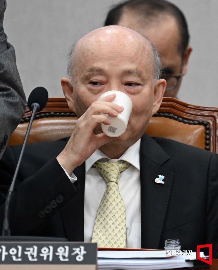 안창호 국가인권위원회 위원장이 29일 국회에서 국가인권위원회에 대한 국정감사에 출석, 감사 시작 전 물을 마시고 있다. 윤동주 기자