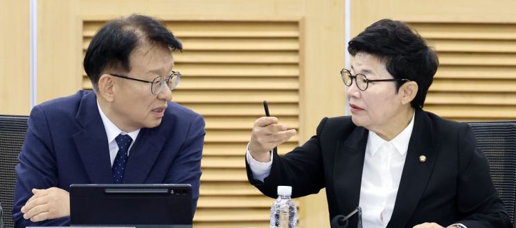권칠승 더불어민주당 정책위의장과 임이자 국민의힘 정책위의장이 29일 국회 의원회관에서 열린 '여야가 함께 만드는 플랫폼 안전망 제도화 토론회'에서 대화하고 있다. 연합뉴스