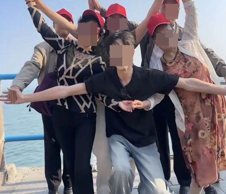 중국에서는 세대를 뛰어넘어 어르신들과 함께 생활하고 교류하는 젊은이들이 늘어나고 있다. 어르신들과 여행을 떠난 청년의 모습. 중국 샤오홍슈.
