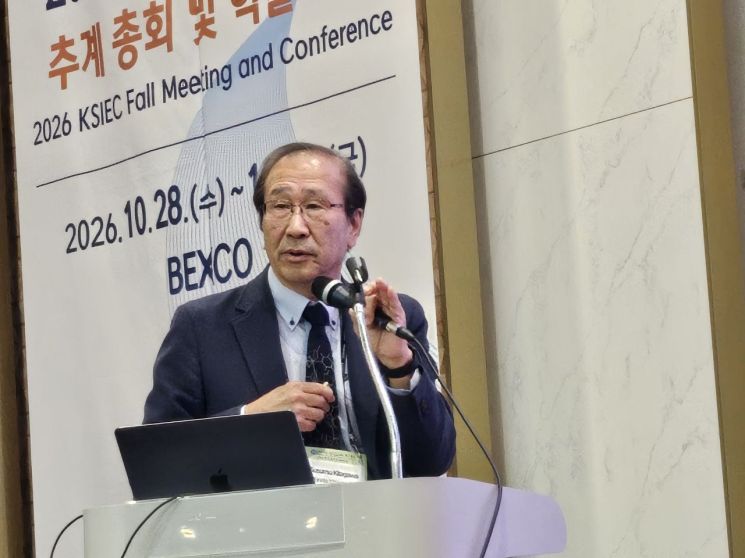 2025년 노벨 화학상 수상자인 기타가와 스스무 일본 교토대 교수가 29일 부산 벡스코에서 열린 '한국공업화학회 2026년도 추계학술대회'에서 금속유기골격체(MOF)의 구조와 활용 가능성을 주제로 초청 강연하고 있다. 김종화 기자