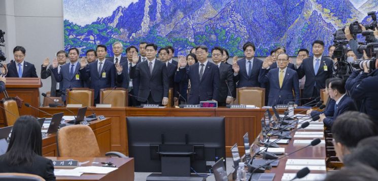 임광현 대통령 비서실장(앞줄 왼쪽 끝)을 비롯한 대통령비서실, 국가안보실, 대통령경호처 관계자들이 29일 국회에서 열린 국정감사에 출석해 증인 선서를 하고 있다. 2026.10.29 연합뉴스