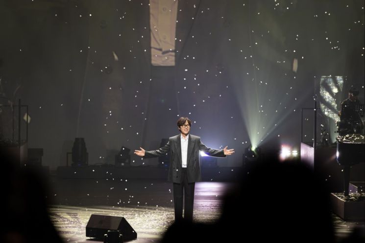가수 김동률은 지난 17일부터 25일까지 서울 세종문화회관 대극장에서 단독 콘서트 '오래된 노래'를 열고 관객 2만1000여명을 모았다. 뮤직팜엔터테인먼트 제공