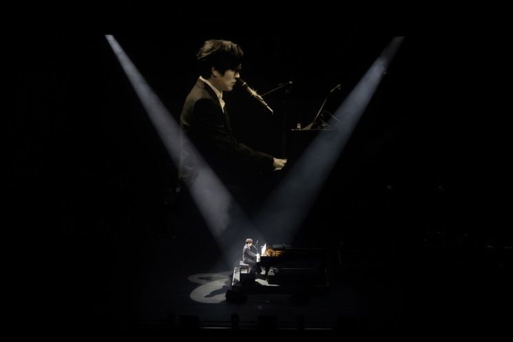 가수 김동률은 지난 17일부터 25일까지 서울 세종문화회관 대극장에서 단독 콘서트 '오래된 노래'를 열고 관객 2만1000여명을 모았다. 뮤직팜엔터테인먼트 제공