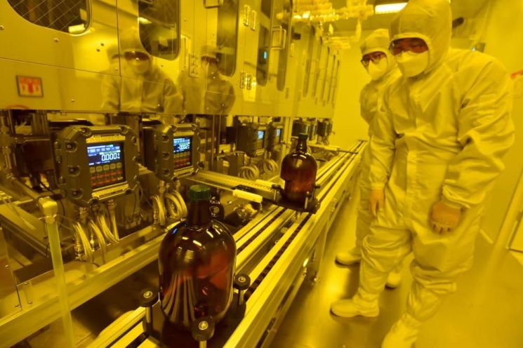 경기 화성시에 있는 동진쎄미켐의 반도체 소재 생산시설. 동진쎄미켐은 극자외선(EUV) 공정용 포토레지스트를 고객사에 공급하고 있으며, 첨단 패키징 소재 개발도 추진하고 있다. 산업통상자원부 제공