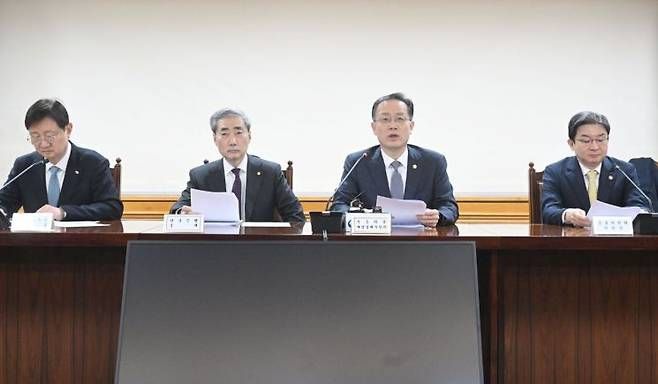 이형일 부총리 겸 재정경제부 장관이 29일 서울 중구 은행연합회에서 주재한 확대거시경제금융회의에서 모두발언을 하고 있다. 재정경제부
