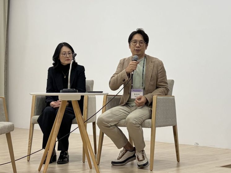 한정우 서울대 교수(오른쪽)가 기자들의 질문에 답변하고 있다. 한국과학기자협회 제공
