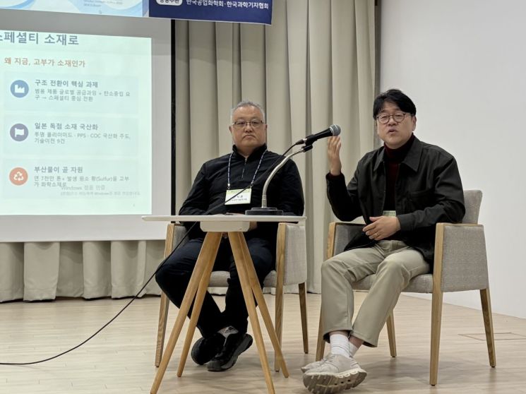 김용석 세종대 교수(오른쪽)가 기자들의 질문에 답변하고 있다. 한국과학기자협회 제공