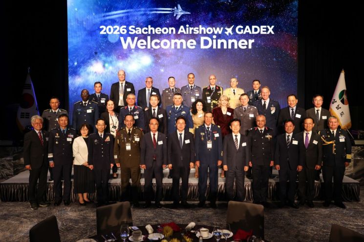 2026 사천에어쇼 우주항공방위산업전 중 열린 경남도지사 주재 해외공군대표단 환영 만찬 참석자들이 기념사진을 찍고 있다. [사진제공=경남도]