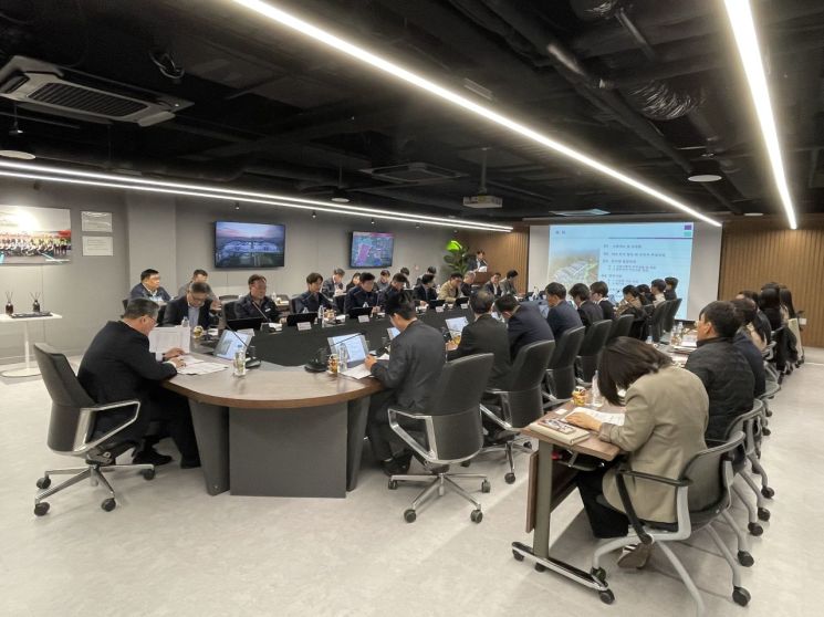 용인특례시가 지난 28일 현장사무실에서 ‘팹(fab) 공사 종합대책 회의’를 개최하고 있다. 용인시 제공