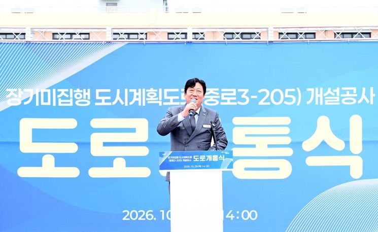 손배찬 파주시장이 법원읍 법원리 장기미집행 도시계획도로(중로3-205) 개통식에서 축사를 하고 있다. 파주시 제공
