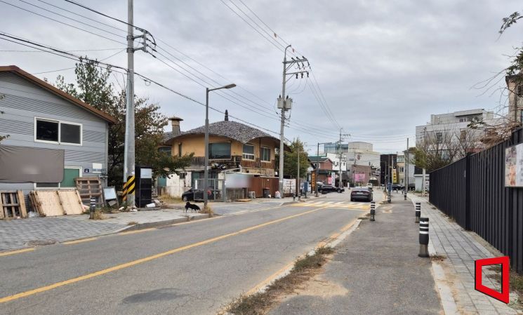 29일 오후 찾은 경기도 하남 미사섬에는 1~2층짜리 대형 식당과 베이커리 카페들이 듬성듬성 있었고, 대부분 창고나 상업용도로 쓰이는 낮은 건물들이었다. 안쪽으로 들어갈수록 농사를 짓는 비닐하우스와 오래된 주택들이 간간이 보였다. 심성아 기자