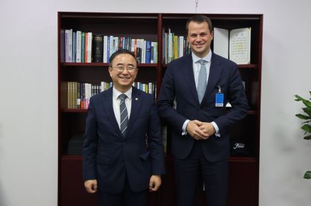 임문영 더불어민주당 의원(왼쪽)이 30일 스테판 메르겐탈러 세계경제포럼(WEF) 최고기술책임자(CTO)와 면담한 뒤 기념사진을 찍고 있다. 임문영 의원실 제공