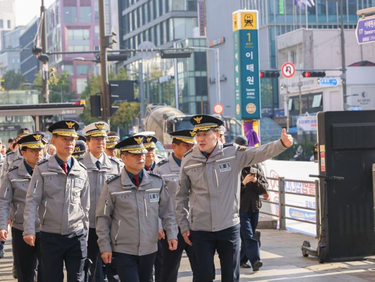 김종철 경찰청장 직무대행은 30일 오전 서울 용산구 이태원관광특구를 찾아 이태원 참사 희생자를 추모하고 인파 안전관리 현황을 점검했다. 경찰청
