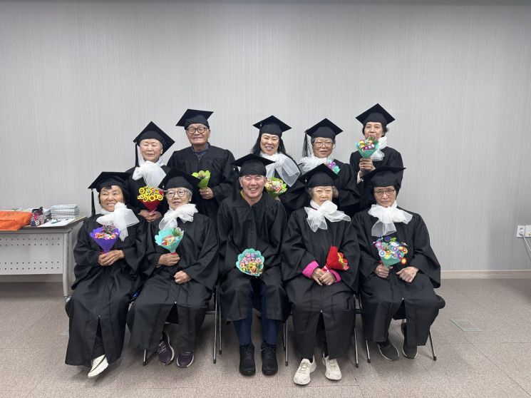 청도군(군수 박권현)은 2월 10일부터 10월 29일까지 총 60회기에 걸쳐 운영한 '2026년 치매환자쉼터'프로그램을 마무리했다. 청도군 제공